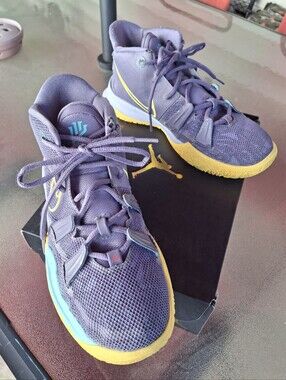 NIKE KYRIE DAYBREAK Y6, MENS 7, WOMENS 8.5 PURPLE CT4080-500 BASKETBALL SHOES